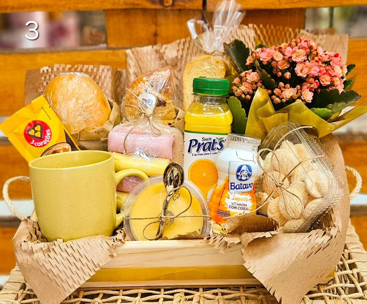 Cesta de café da manhã com flores - Entrega em Jandaia do Sul